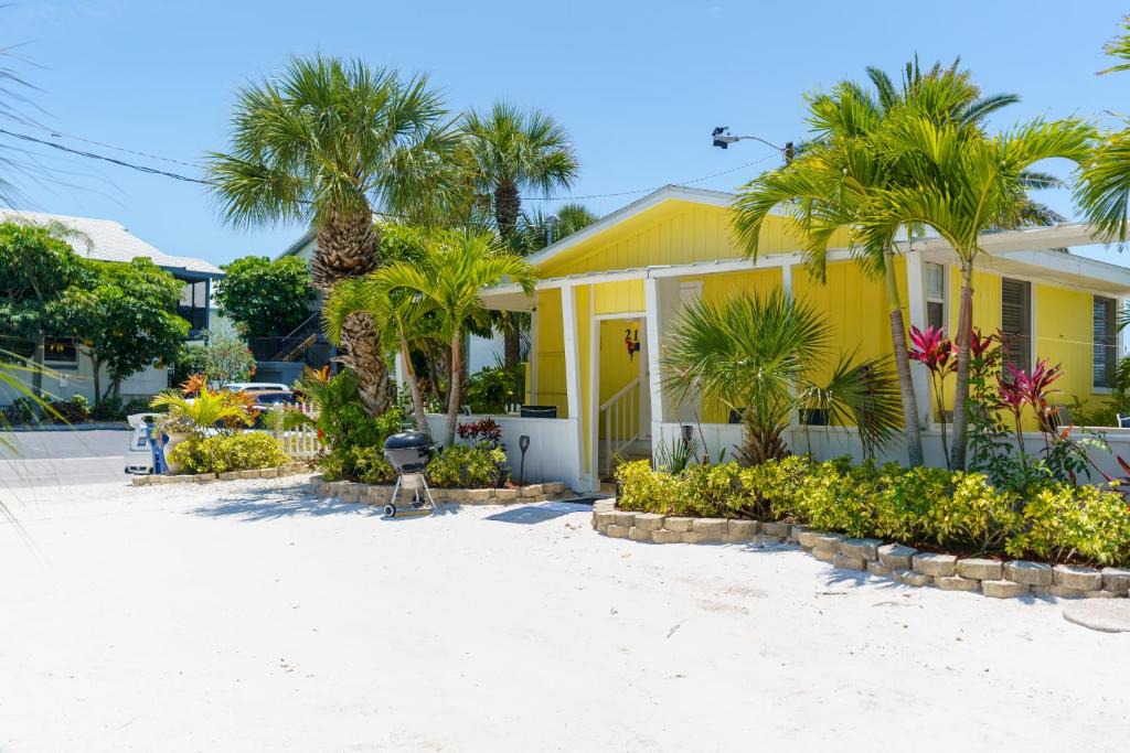 Holmes Beach Hotel | A Tropical Breeze Beach Club - Anna Maria Island