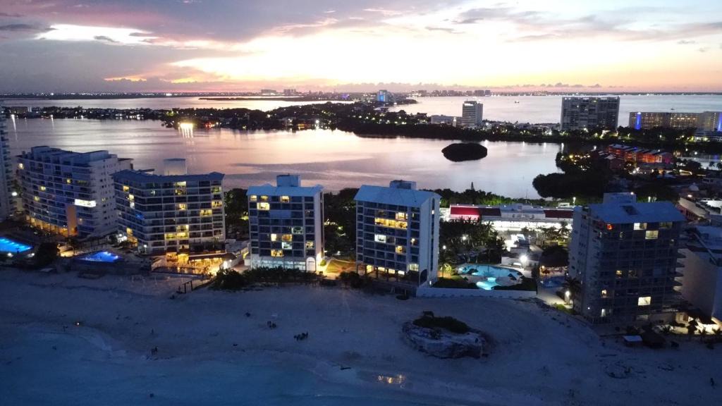 Punta Cancun Apartment | Beach Condo. Heart of The Hotel Zone, Cancun