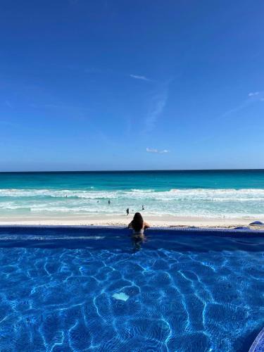 Punta Cancun Apartment | Beachfront 1 bedroom condo in club zone