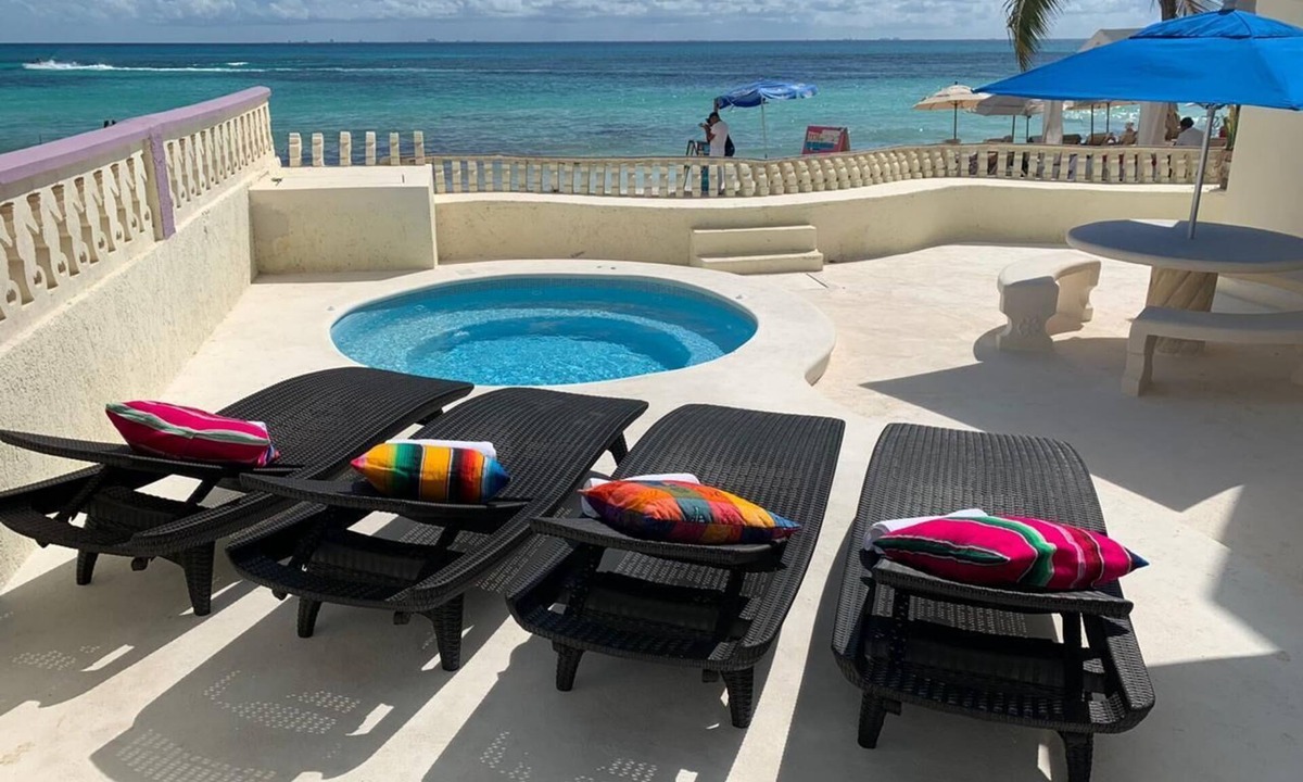 Playa del Carmen Condo | Beachfront 2 bed 2 bath condo in the Heart of Playa del Carmen with jacuzzi pool