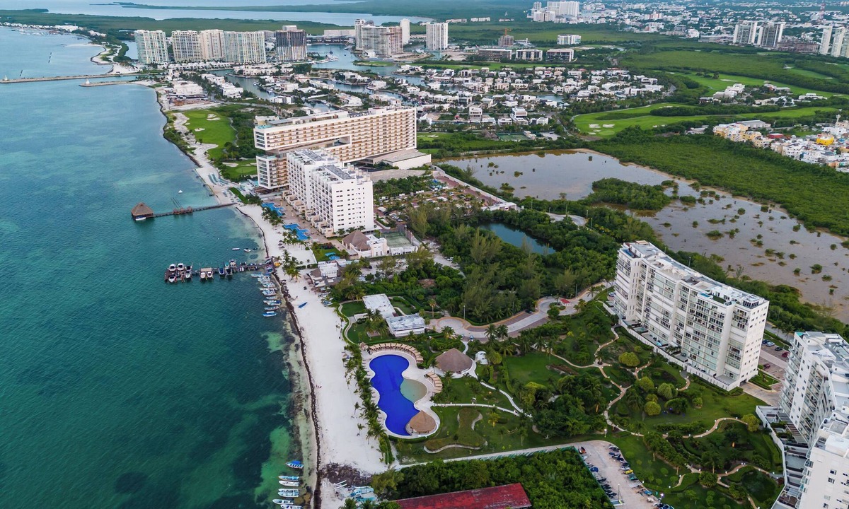 Puerto Juarez Apartment | BEACHFRONT w/Huge pool & private terrace l BBQ I Fast WiFi 2Br
