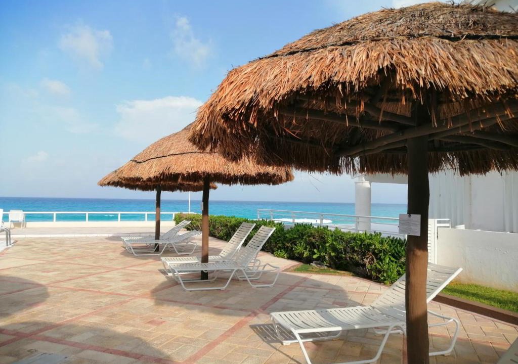 Zona Hotelera Apartment | Brisas Beachfront Studios in Hotel Zone