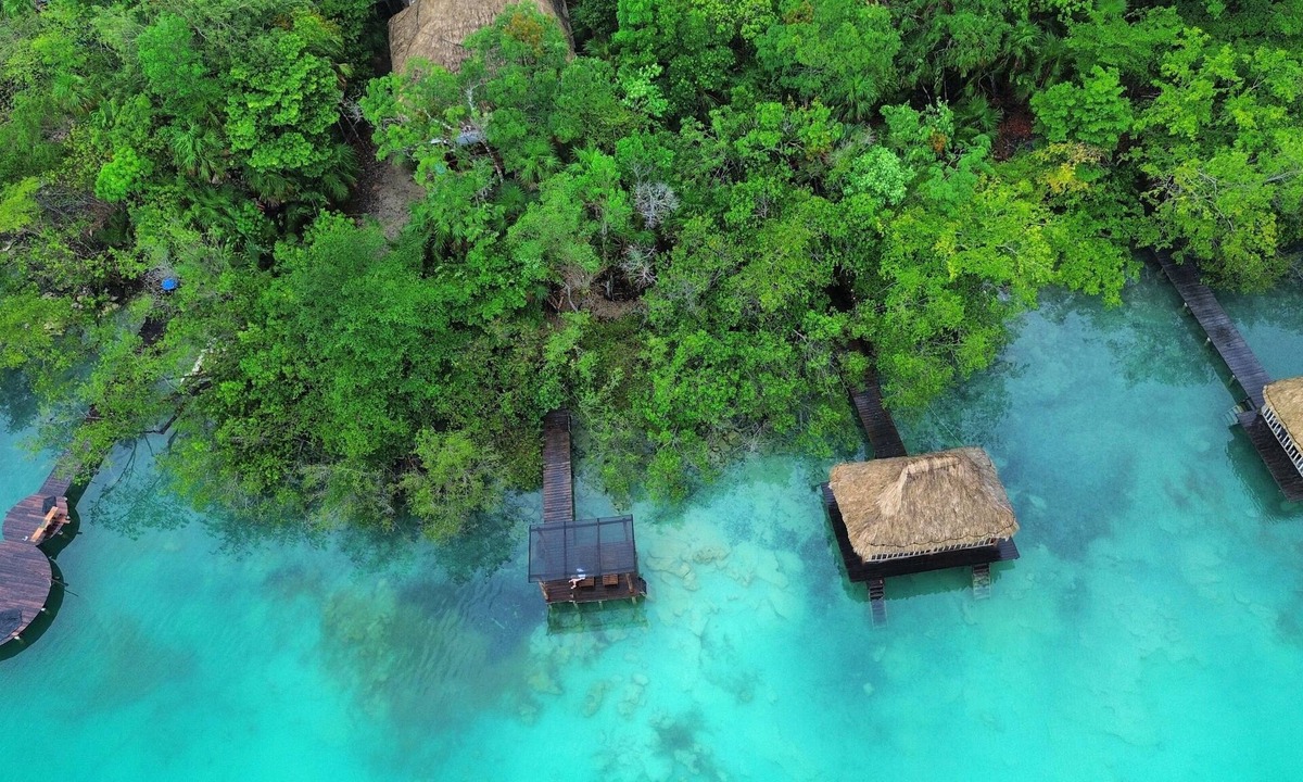 Pedro A. Santos House | Cabin located on the shore of the Laguna de los Siete Colores