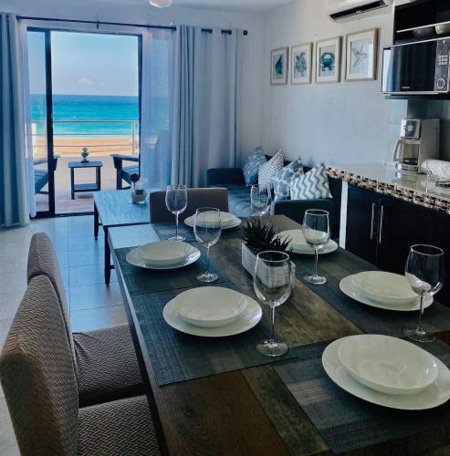 Zona Hotelera Apartment | Cancun Hotel Zone, Beachfront 2 BR Apartment - Prime Location