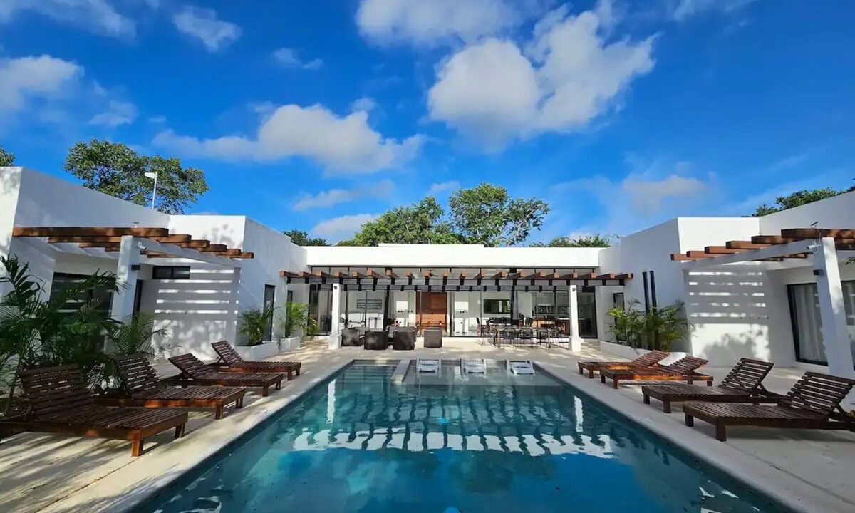 Xetna Villa | Casa Comoda: A bright, welcoming sprawling villa.nn