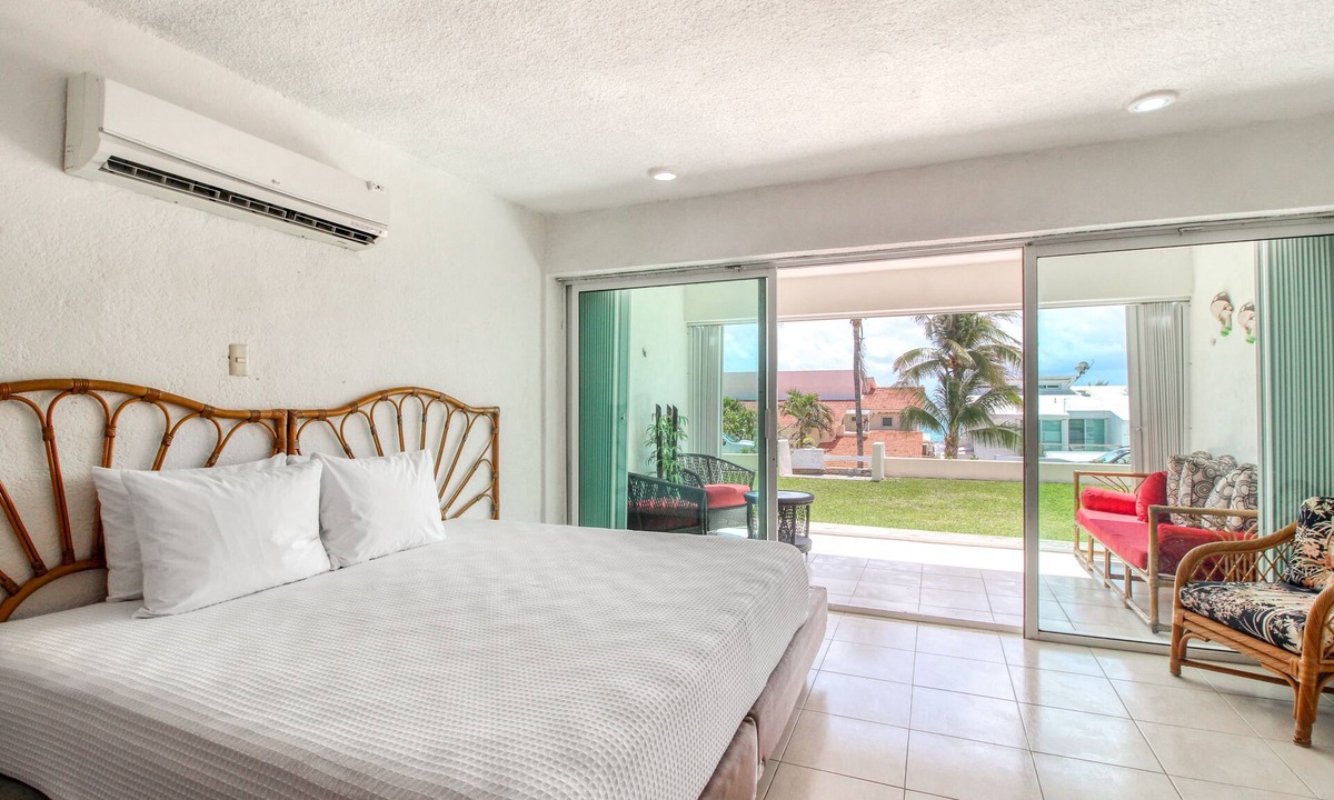 Zona Hotelera Apartment | Charming waterfront apartment with private beach access, covered patio & pool