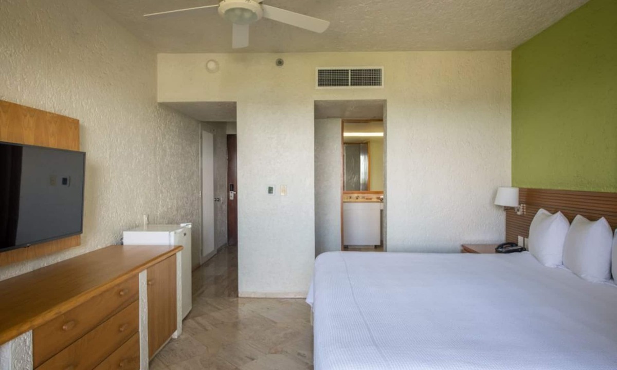 Zona Hotelera Hotel | Coastal Harmony Retreat
