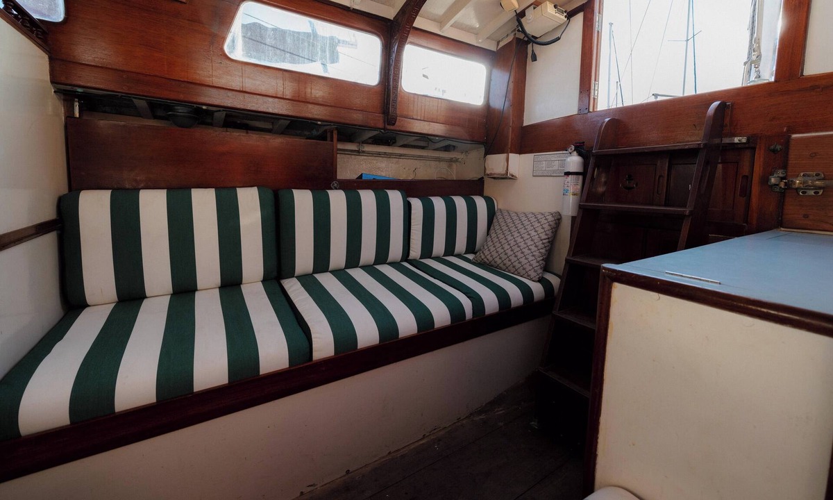 Marina Peninsula Boat Rental | Cool 1-bedroom boat in Marina del Rey