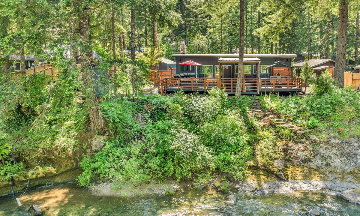 Glide Cabin | Couples Retreat! Every Season-Luxury, River Front, Hot tub and outdoor Shower