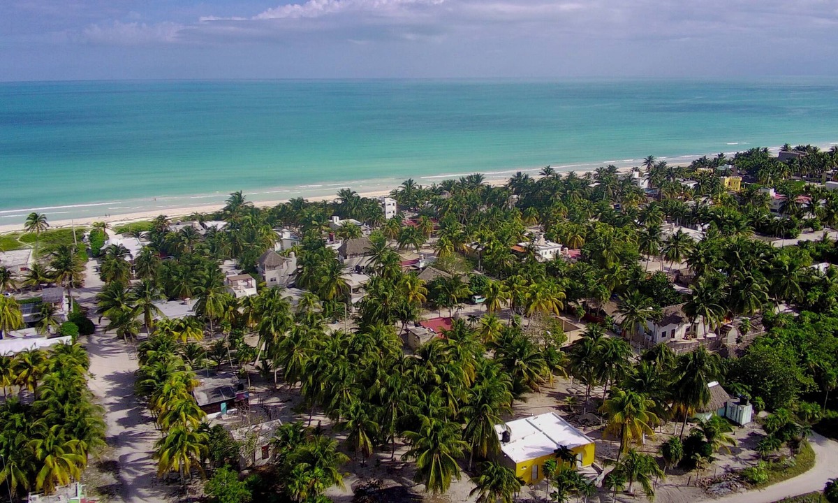 Loche House | Cozy fully equipped house just one block away from a pristine beach!