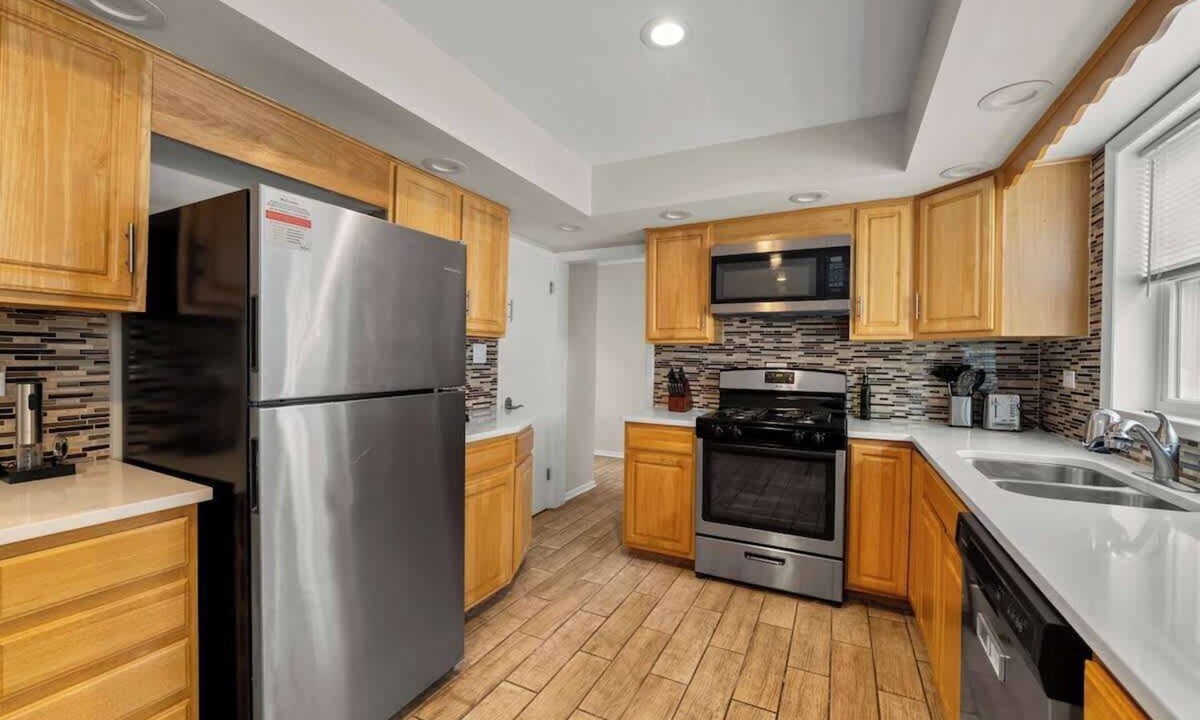 Forestview Apartment | Cozy, Sunny, and Clean Apt 3 bd Free Parking