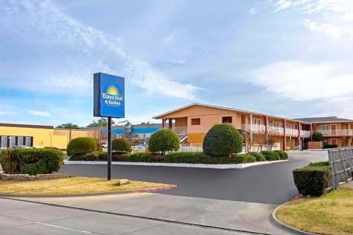 Arlington Hotel | Days Inn & Suites by Wyndham Arlington Near Six Flags