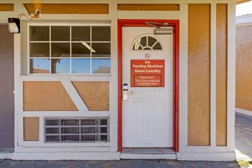 Pryor Cabin | Econo Lodge Pryor