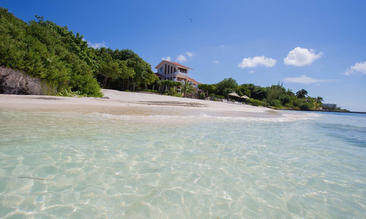 Isla Mujeres House | Enjoy your own private beach in this Amazing Luxury Beachfront property!