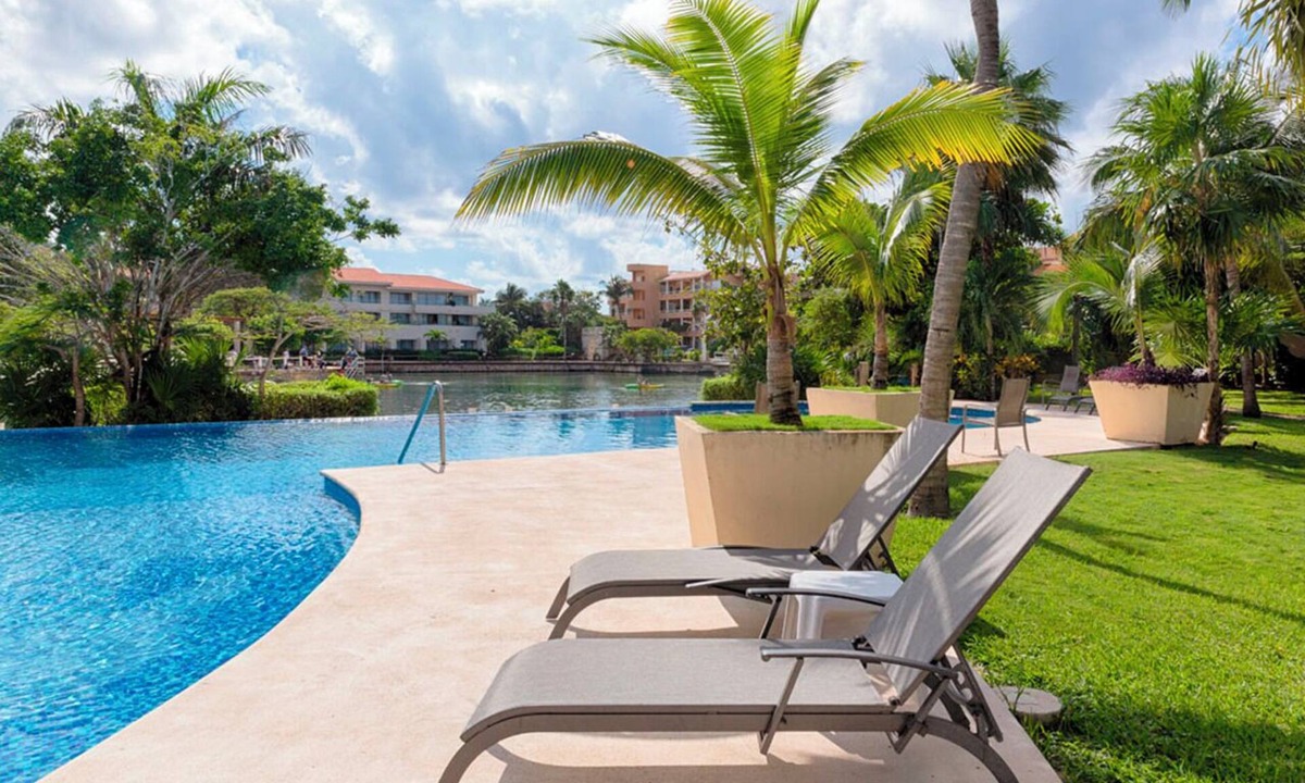 Puerto Aventuras Apartment | High-End Waterfront Condo at Secrets Waters, Hot tube.