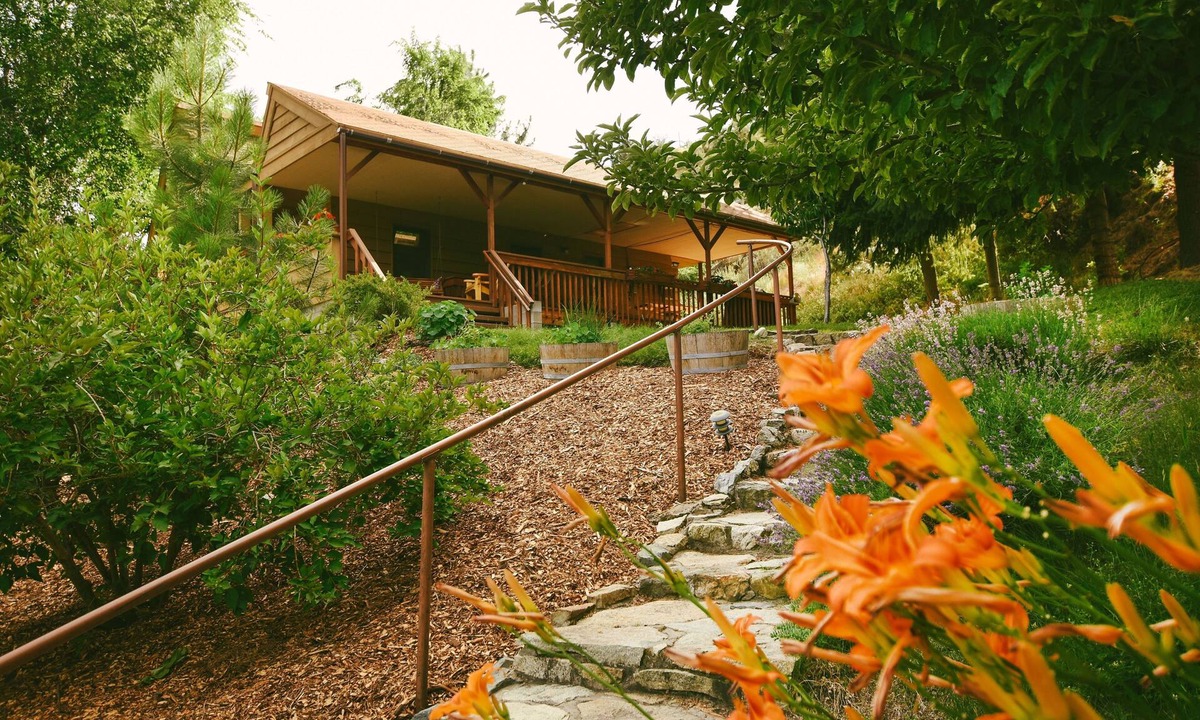 Chelan House | Holden B&B - 6 bedroom house overlooking Lake Chelan & 25 Mile Creek State Park