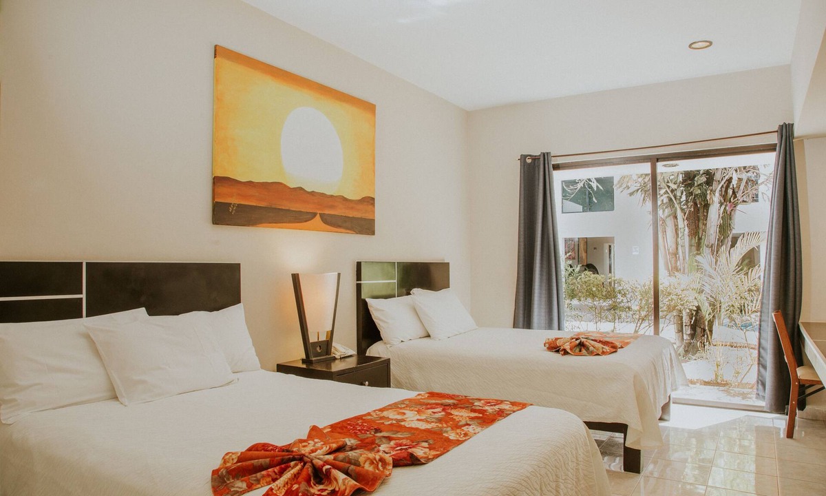 Zona Paseo Montejo Hotel | Hotel Holly