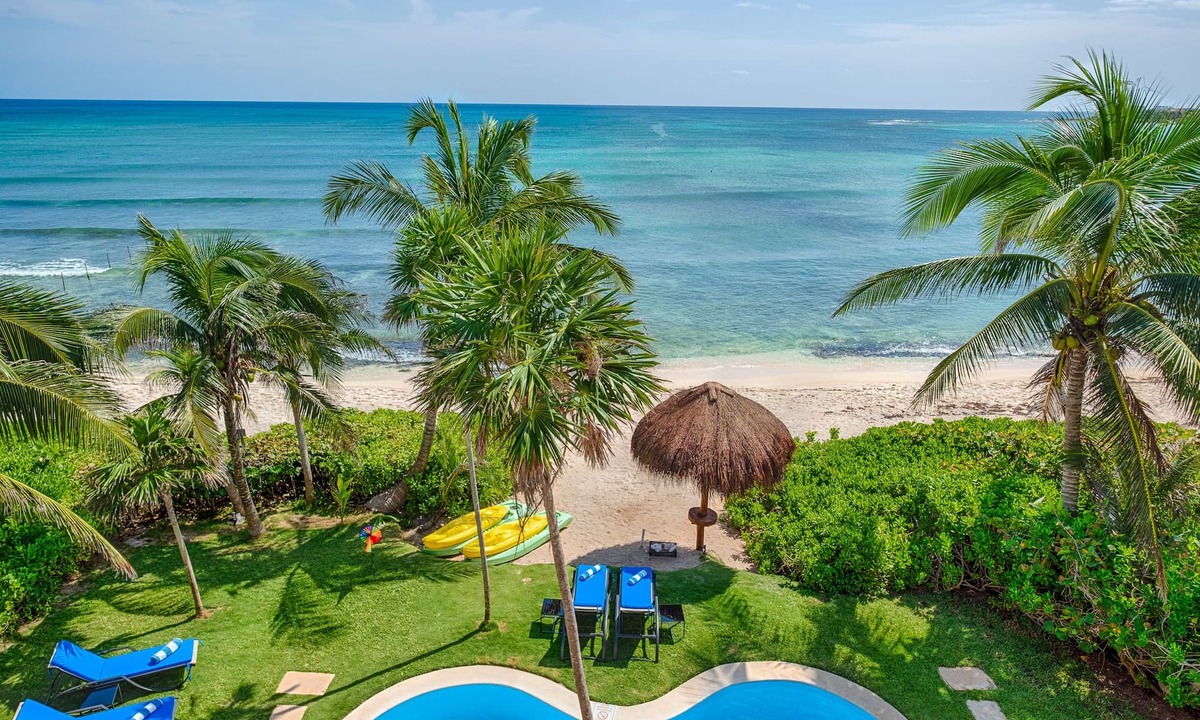 Akumal Villa | Jade Bay classic beachfront villa with pool, AC and WiFi!