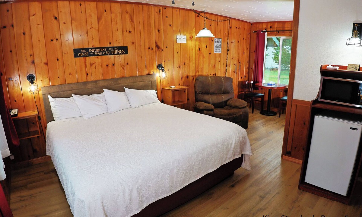 Florence Hotel | King Standard: Rustic Knotty Pine Retreat w/Recliner & Nature Vibes