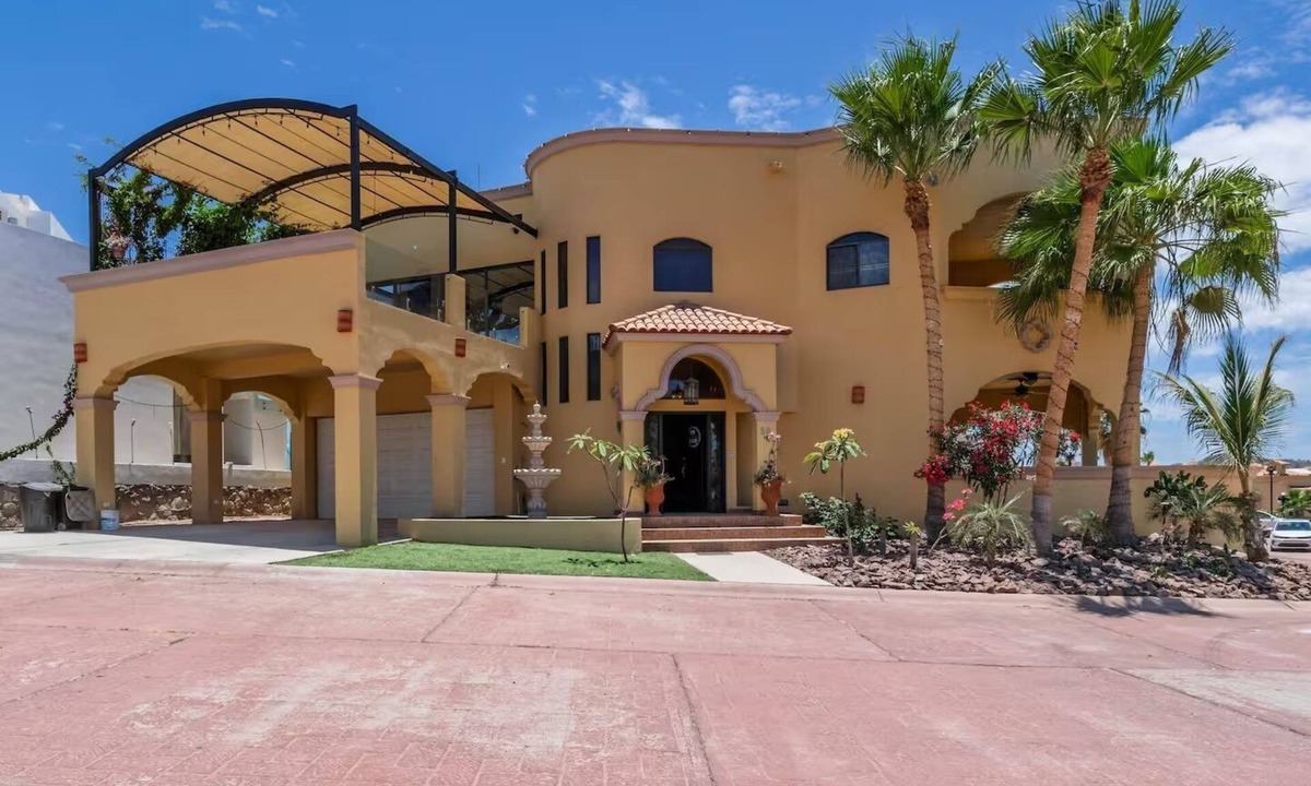 San Carlos House | Large 3BR Home Steps from the Playa Algodones Beach – Villas California