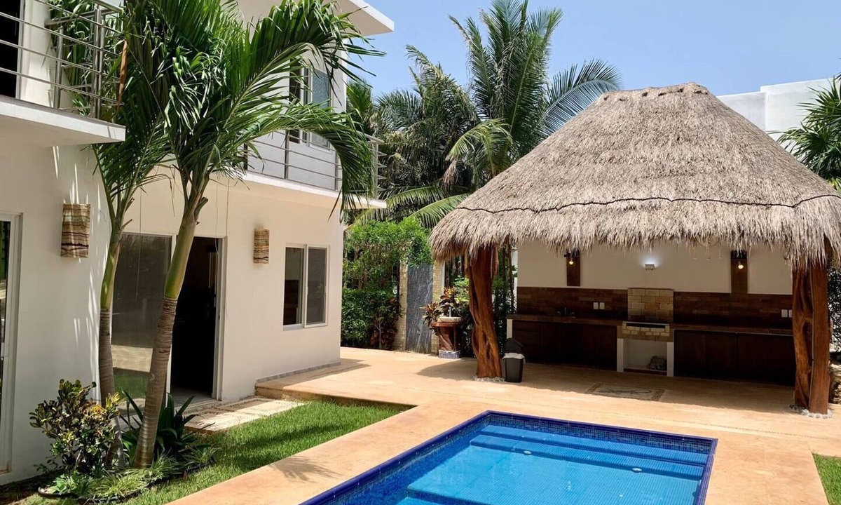 Isla Mujeres Condo | Lovely ground floor condo with pool and roof in Punta Sur