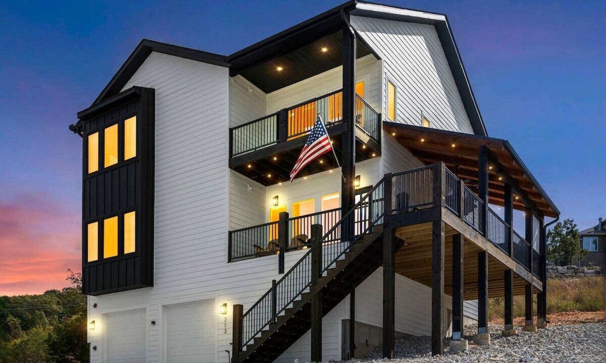 Table Rock House | Majestic · Lux Lake View Retreat Sleeps 12, Theater, Hot Tub