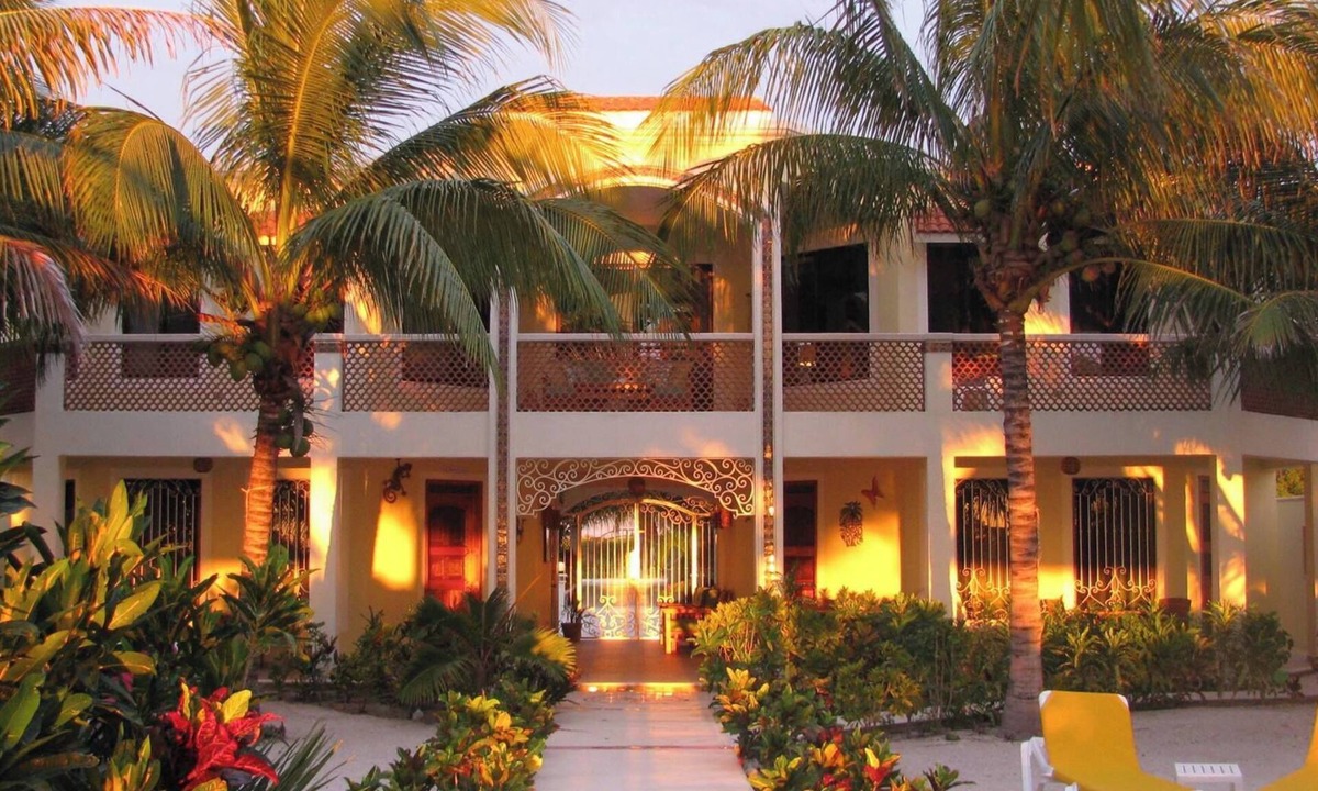Celestun Apartment | MARAVILLA: Spacious 1-bedroom apartment with AC in charming Celestún.