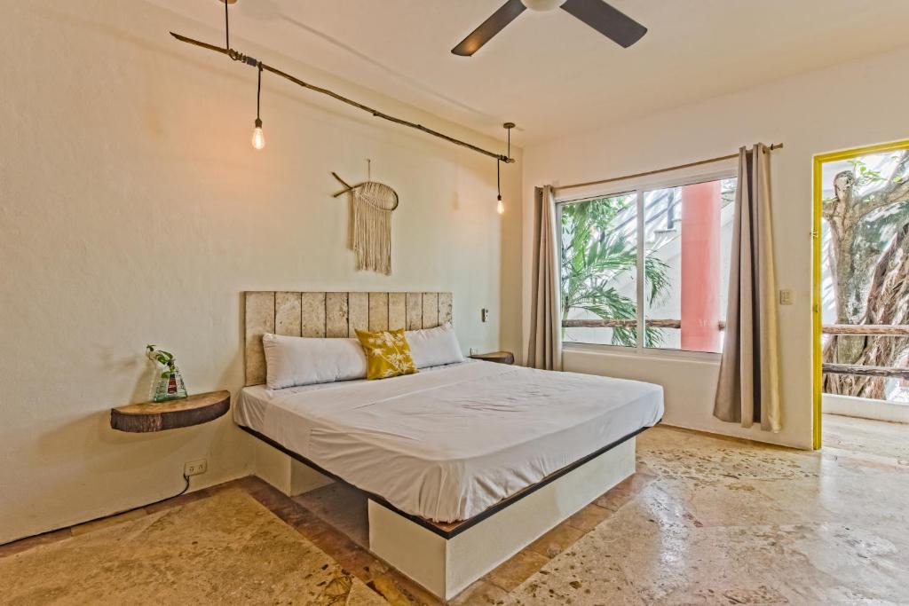 Downtown Apartment | Master Room on 5th Av B05