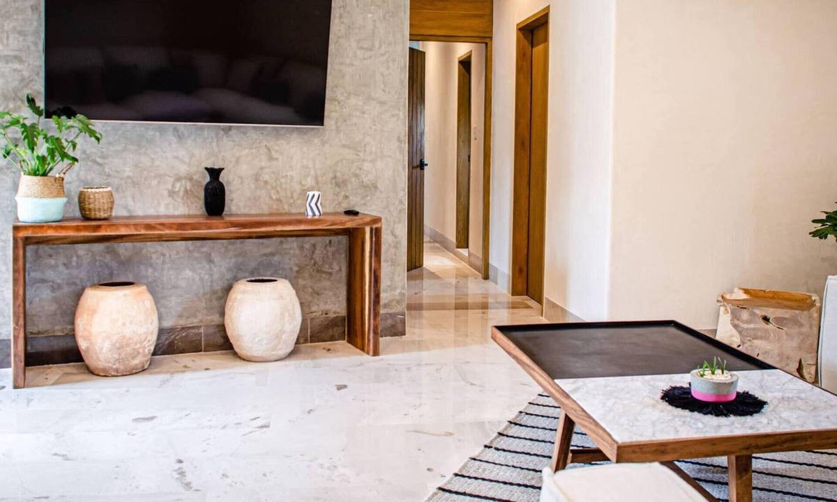 12th Street Apartment | Modern 2 Bedrooms Apartment Steps From The Beach