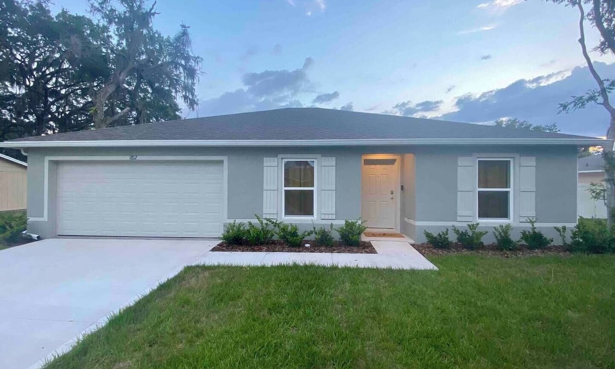 Florida Shores House | New Construction Home Located Next to a Publix Plaza With Space to Fit 10 Guests