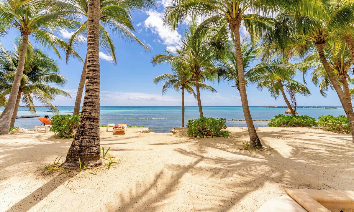 Puerto Aventuras Condo | Ocean Blue Beachfront Condo in Puerto Aventuras
