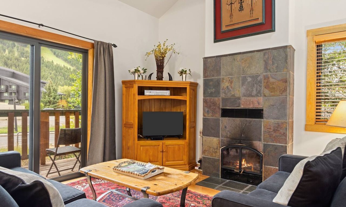 Jackson House | Outpost: Clark's Knoll 367 - Walk to Town Square
