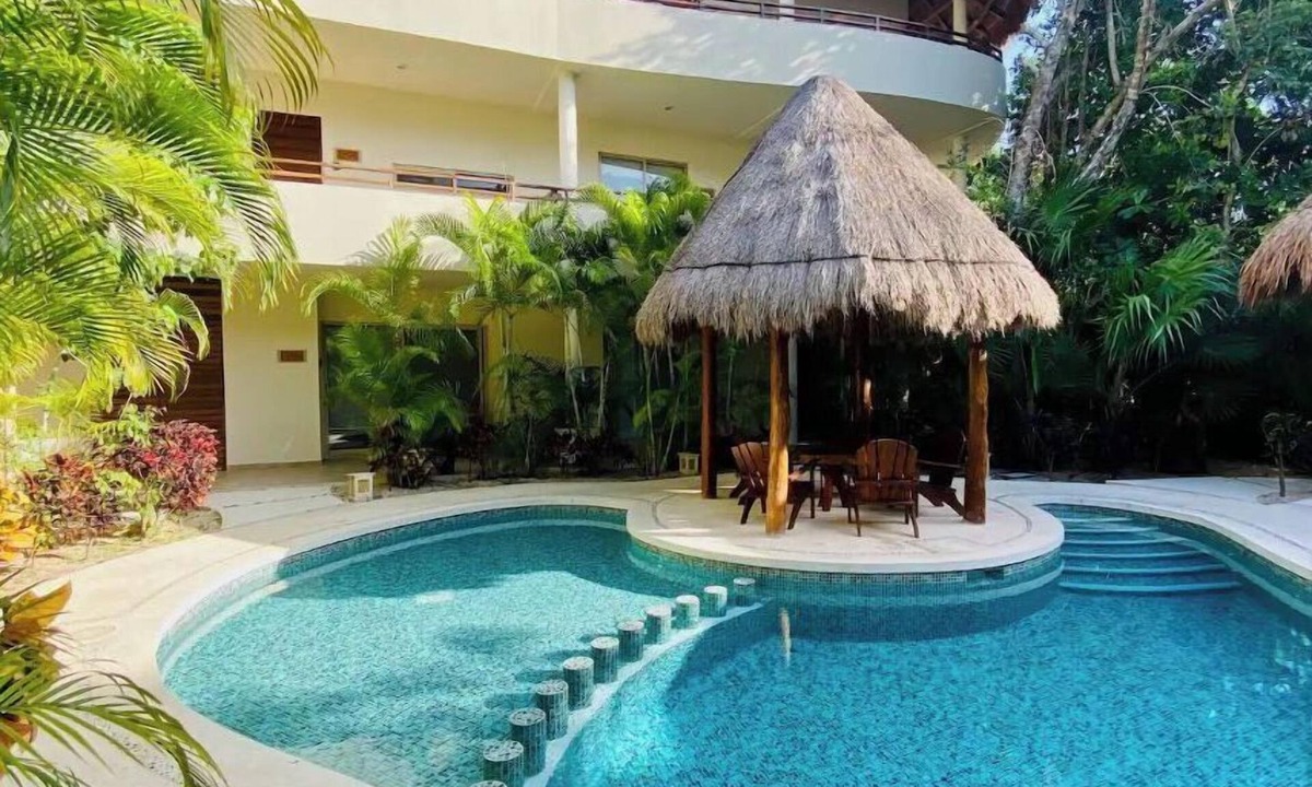 Zama Condo | Poolside paradise condo + jacuzzi + parking + STRONG WiFi