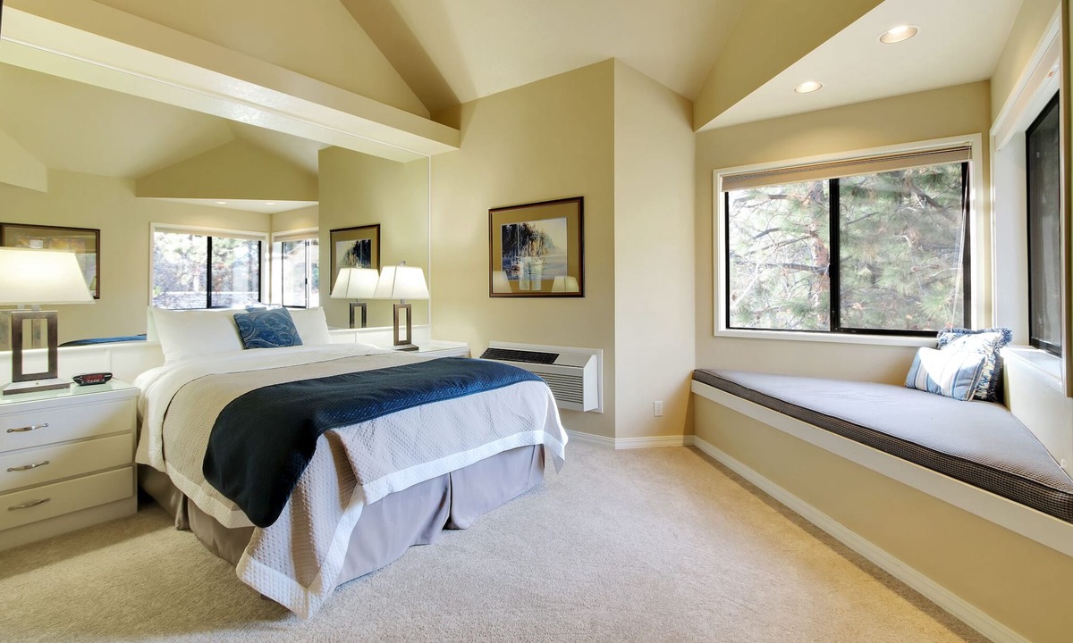 Century West Hotel | Private Mt. Bachelor Village suite in Bend with access to resort hot tubs/pool