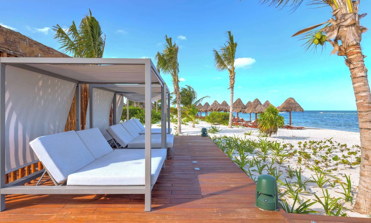 Playa Mujeres Apartment | Rooftop Pool & Beach Club Access in La Amada