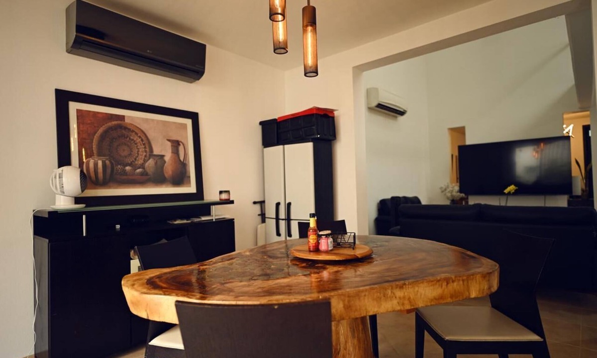 Villahermosa House | ROOM WITH PRIVATE BATHROOM, IN A HOUSE WITH SHARED AMENITIES AND A POOL