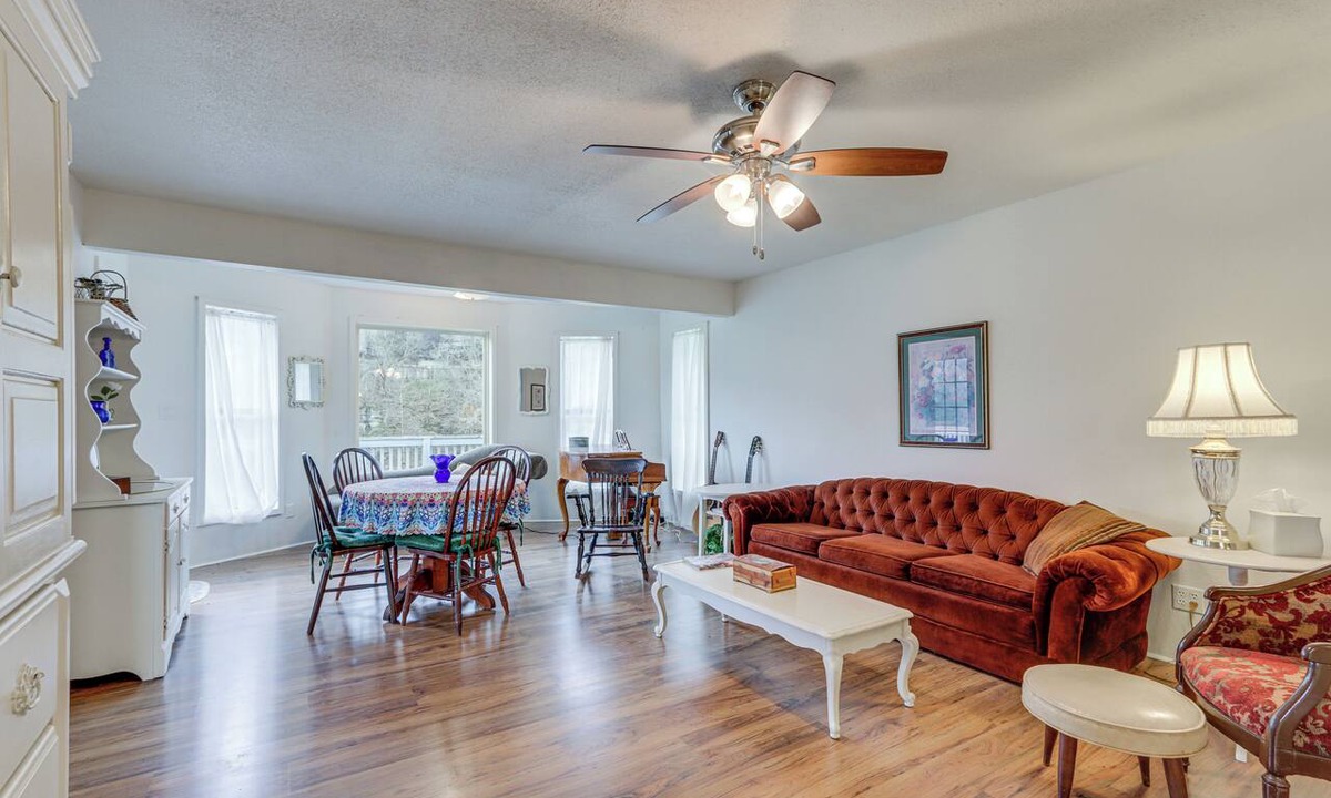 Berryville House | Rural Group Getaway w/Creek Access in Berryville!