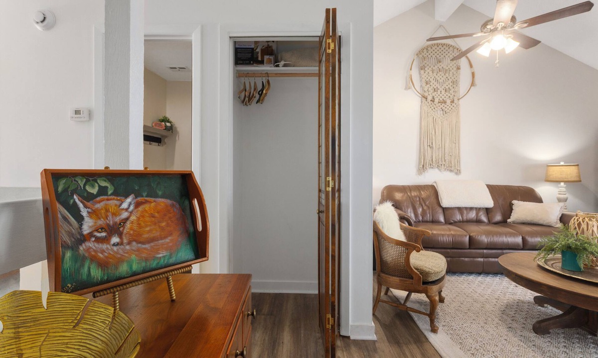 Waldron House | Spacious 2BR Townhouse | 2-Story | Detached Garage I Seasonal Pool