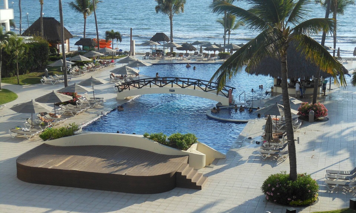 Flamingos Resort | Studio w/balcony Family Resort steps from the Beach-All-Inclusive is Extra