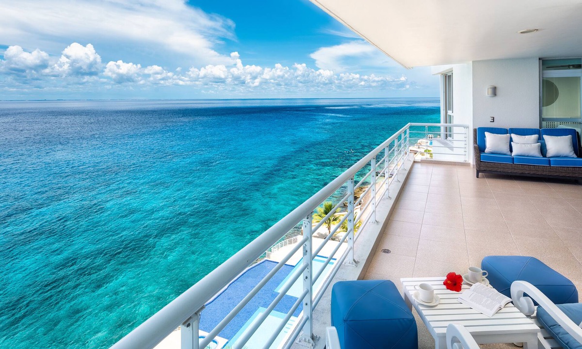 Zona Hotelera Norte Condo | Stunning 7th floor condo, Excellent Snorkeling, Fantastic Oceanfront terrace!