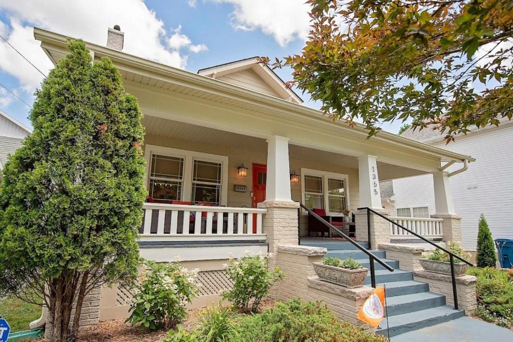 Rountree House | The Cherry St House|Dog Friendly |Sleeps 10 |Near MSU