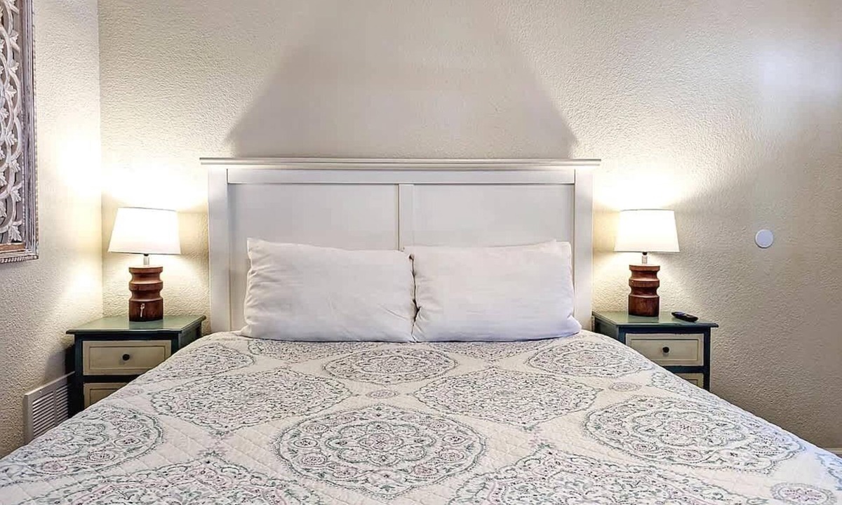 Manitou Springs Historic District Hotel | The Fountain Creek Inn | Treetop Queen | #202