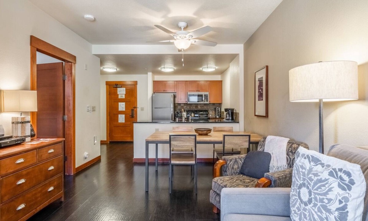 Mammoth Lakes Condo | Village Condo, in Lincoln House- Mountain Views! Hot Tub Access!