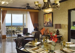 2 Bedroom Luxury Residence SUITE that sleeps 6 & OCEAN VIEWS!