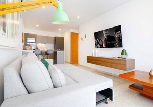 3BR Penthouse, Private Pool, Rooftop & Sleeps 8!