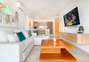 3BR Penthouse, Private Pool, Rooftop & Sleeps 8!