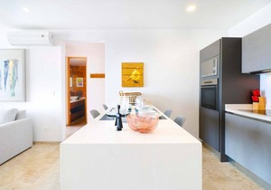 3BR Penthouse, Private Pool, Rooftop & Sleeps 8!