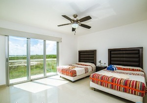 AMAZING PENTHOUSE WITH PRIVATE BEACH AND ROOFTOP WITH JACUZZI!!!