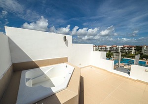 AMAZING PENTHOUSE WITH PRIVATE BEACH AND ROOFTOP WITH JACUZZI!!!