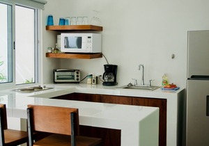 AQUA GUESTHOUSE 3~ STEPS FROM THE BEACH ~ POOL ~ A+ INTERNET